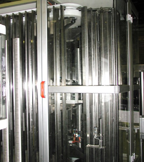 Automazione messa in linea di tappi per lattine